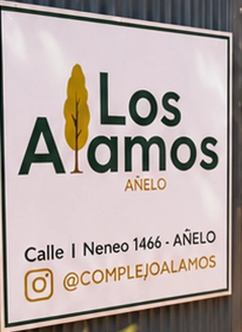 Cartel de Los Álamos en la entrada del predio